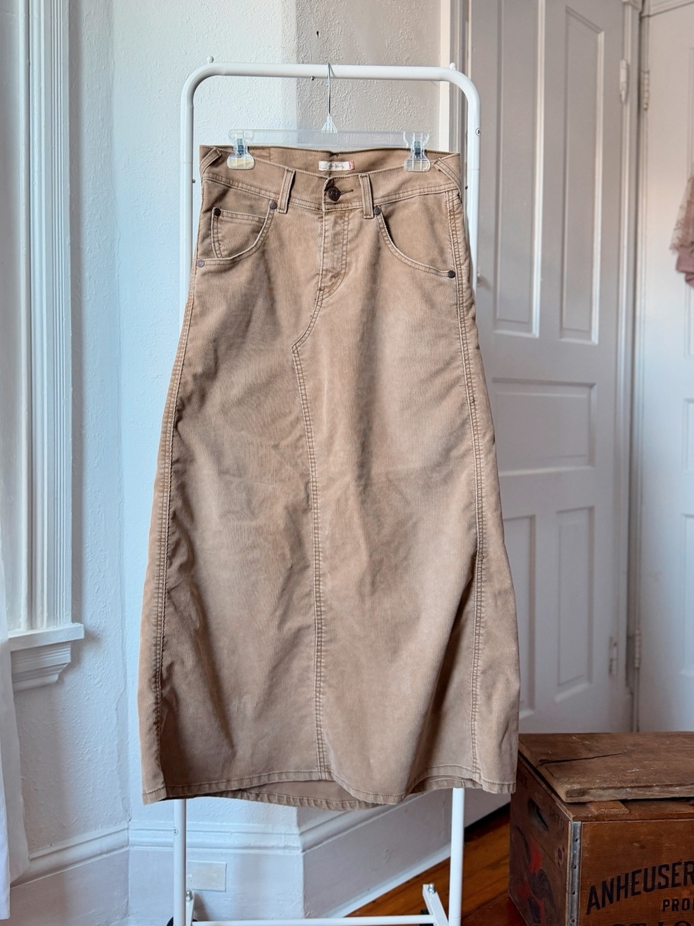 Vintage 00s Levi’s tan corduroy a-line long skirt low-rise Sz. Jr. 5, 31x37”